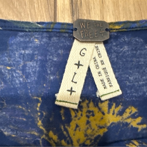 We The Free People Top Shirt Blue Floral Bell Sleeve Birds of Paradise Large - Picture 7 of 8